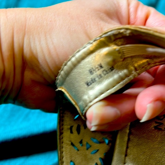 KENNETH COLE BROWN FLOWER WEDGE SLING BACKS - Picture 9 of 9